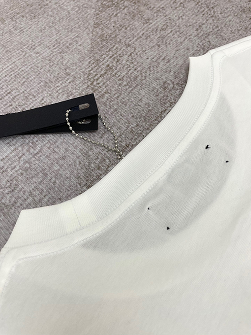 アミリ フロントとリアのアルファベットロゴプリント厚手プリント半袖Tシャツ