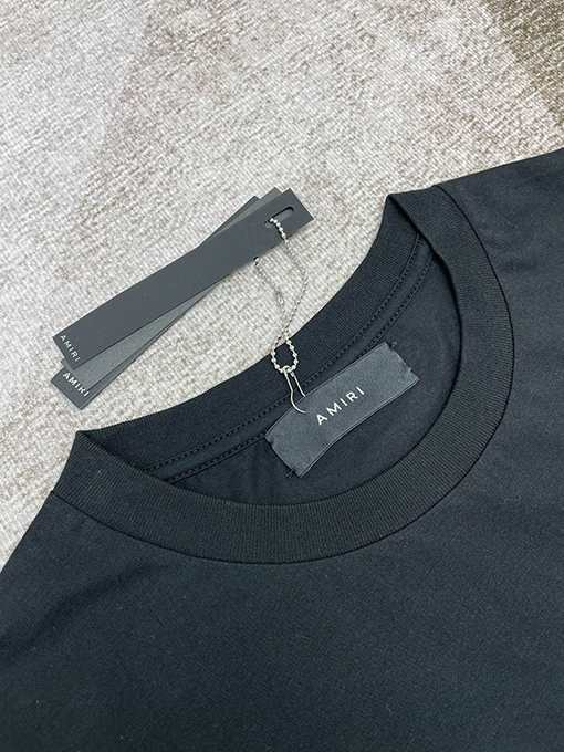 アミリ フロントとリアのアルファベットロゴプリント厚手プリント半袖Tシャツ