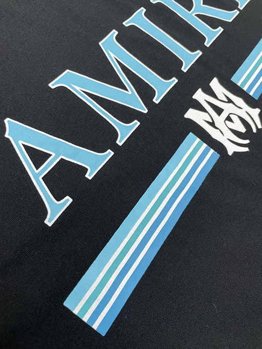 アミリ フロントとリアのアルファベットロゴプリント厚手プリント半袖Tシャツ