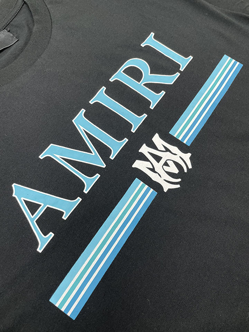 アミリ フロントとリアのアルファベットロゴプリント厚手プリント半袖Tシャツ