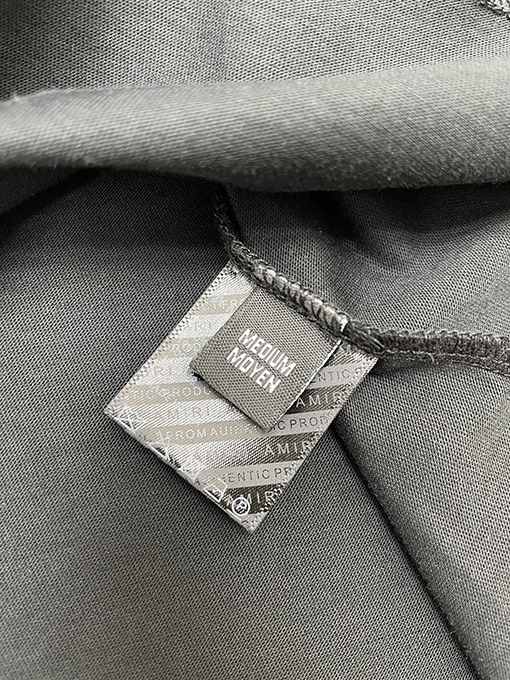 アミリ フロントとリアのアルファベットロゴプリント厚手プリント半袖Tシャツ