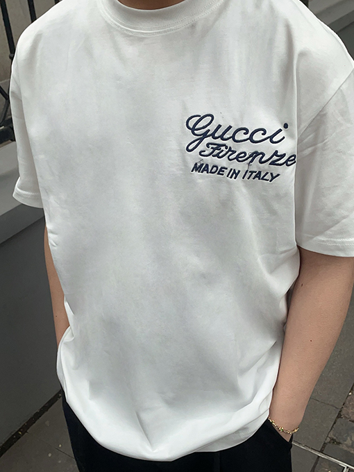 グッチ  アルファベットの刺繍Tシャツ
