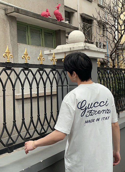 グッチ  アルファベットの刺繍Tシャツ