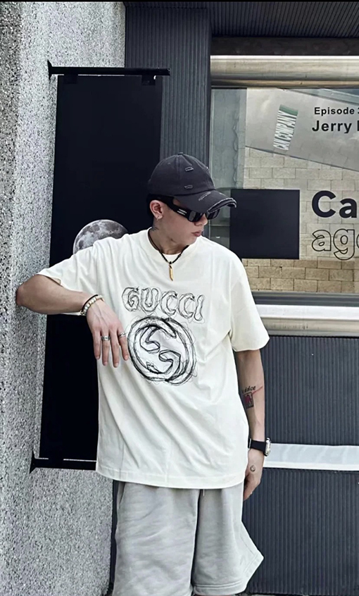 グッチ  デジタルプリントラインアルファベットロゴ半袖Tシャツ