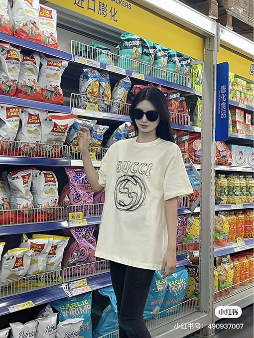 グッチ  デジタルプリントラインアルファベットロゴ半袖Tシャツ