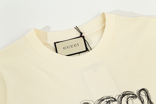 グッチ  デジタルプリントラインアルファベットロゴ半袖Tシャツ