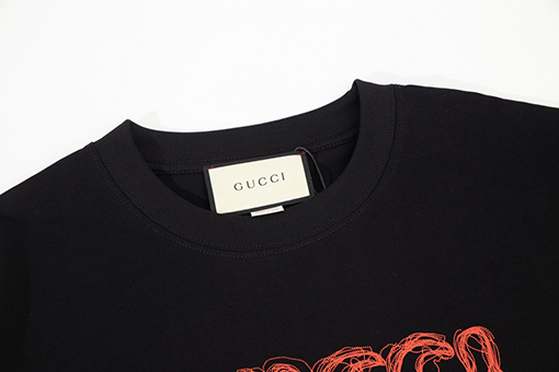 グッチ  デジタルプリントラインアルファベットロゴ半袖Tシャツ