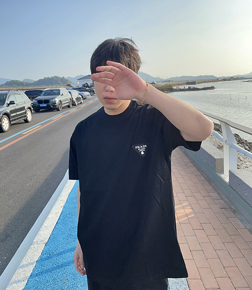 プラダ 胸のプリントデザイン三角マーク半袖Tシャツ