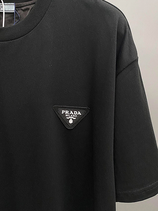 プラダ  シルクトライアングルロゴ半袖Tシャツ