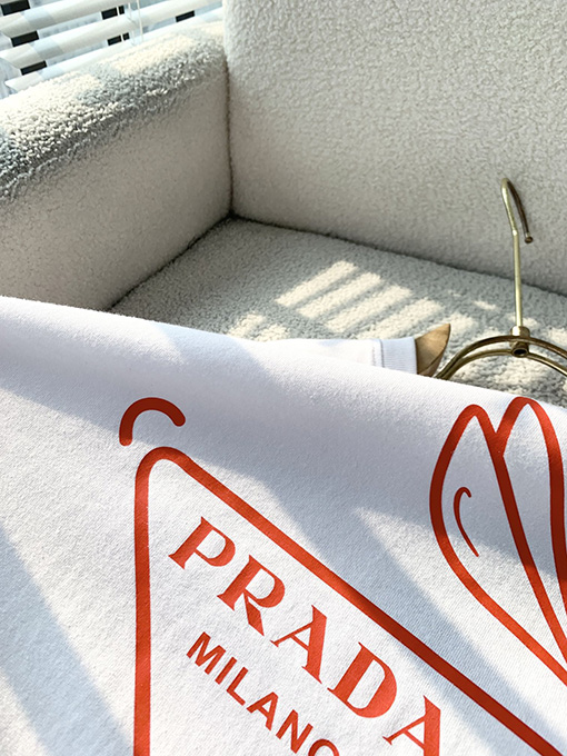 プラダ ロゴパターンプレスを採用半袖Tシャツ