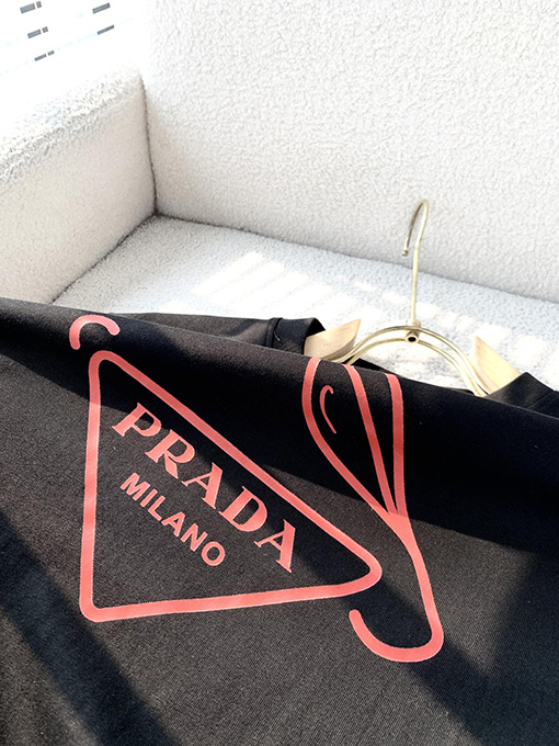プラダ ロゴパターンプレスを採用半袖Tシャツ