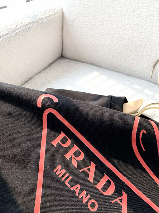 プラダ ロゴパターンプレスを採用半袖Tシャツ