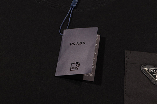 プラダ コピー ポケット ジッパー 半袖 Tシャツ