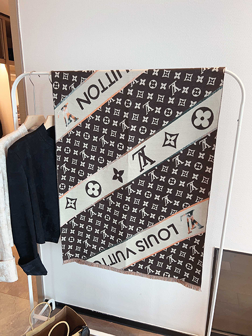 ルイヴィトン   スタイリッシュなカシミヤスカーフ