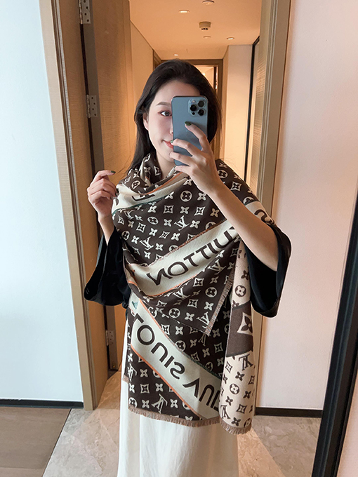 ルイヴィトン   スタイリッシュなカシミヤスカーフ