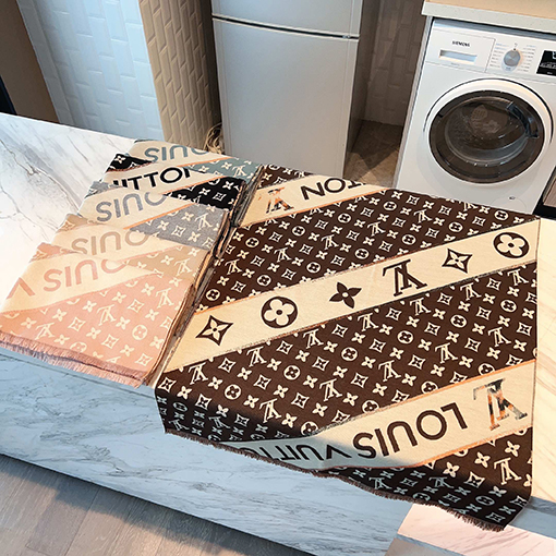 ルイヴィトン   スタイリッシュなカシミヤスカーフ