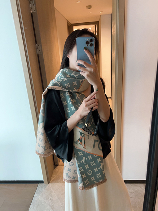 ルイヴィトン   スタイリッシュなカシミヤスカーフ