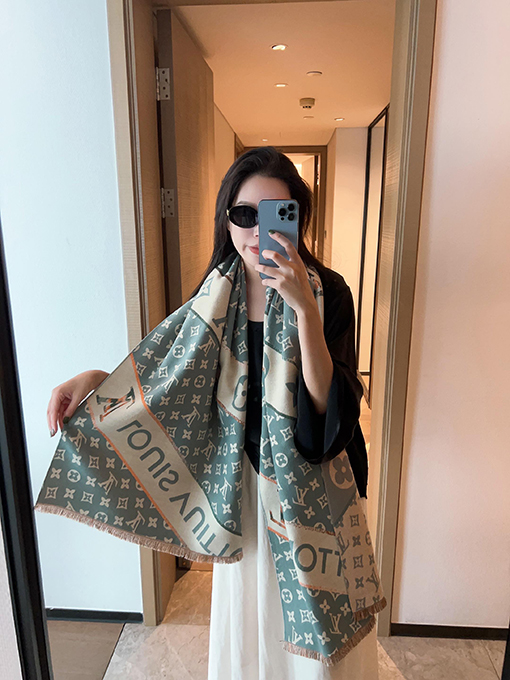 ルイヴィトン   スタイリッシュなカシミヤスカーフ
