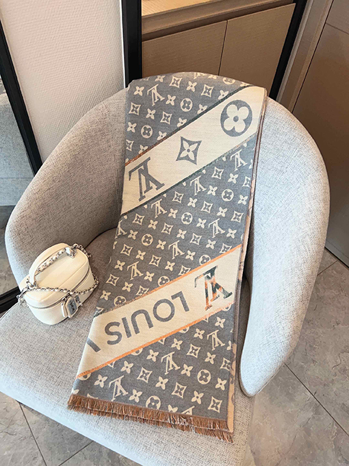 ルイヴィトン   スタイリッシュなカシミヤスカーフ