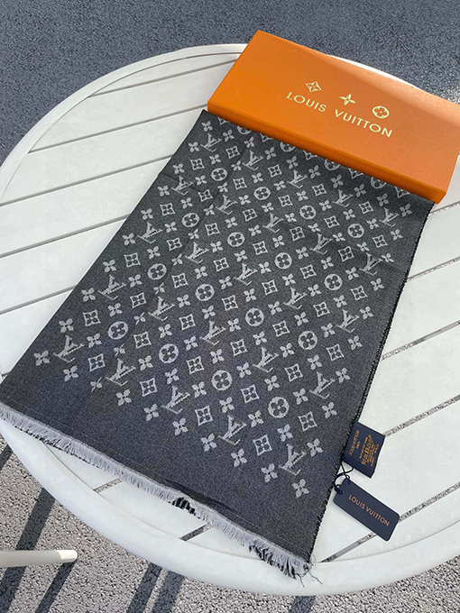 ルイヴィトン フリンジトリムとルイヴィトンのロゴ織りスカーフ
