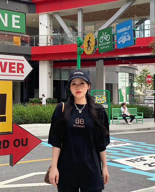 バレンシアガ プリントロゴ半袖Tシャツ