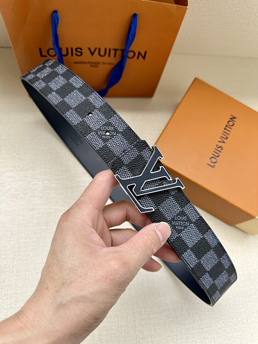 ルイヴィトン クラシックなダミエチェック柄の両面ベルト