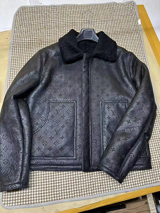 ルイヴィトン  モノグラム ブラック革毛一体 ジャケット アウター