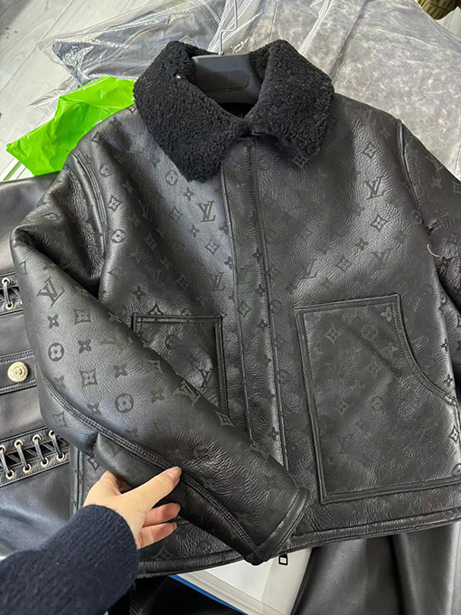 ルイヴィトン  モノグラム ブラック革毛一体 ジャケット アウター