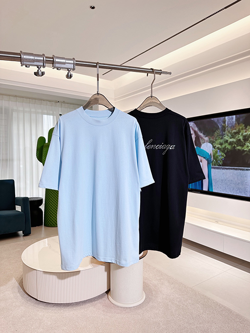 バレンシアガ   文字が付いた半袖Tシャツ