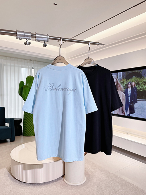 バレンシアガ   文字が付いた半袖Tシャツ