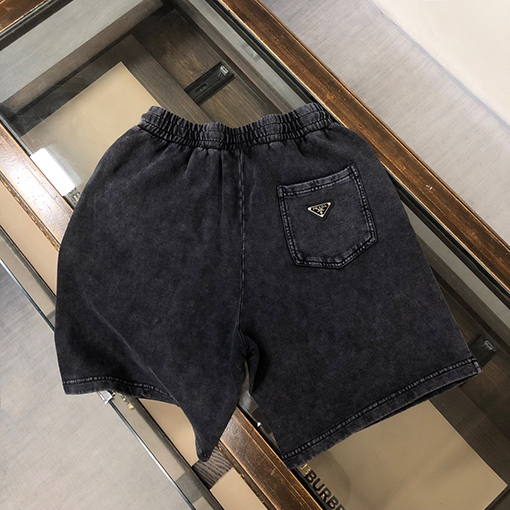 プラダスーパーコピー 三角マークのショートパンツ