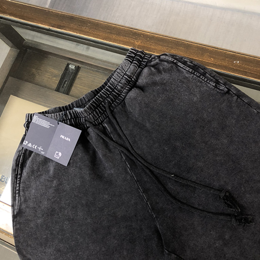 プラダスーパーコピー 三角マークのショートパンツ