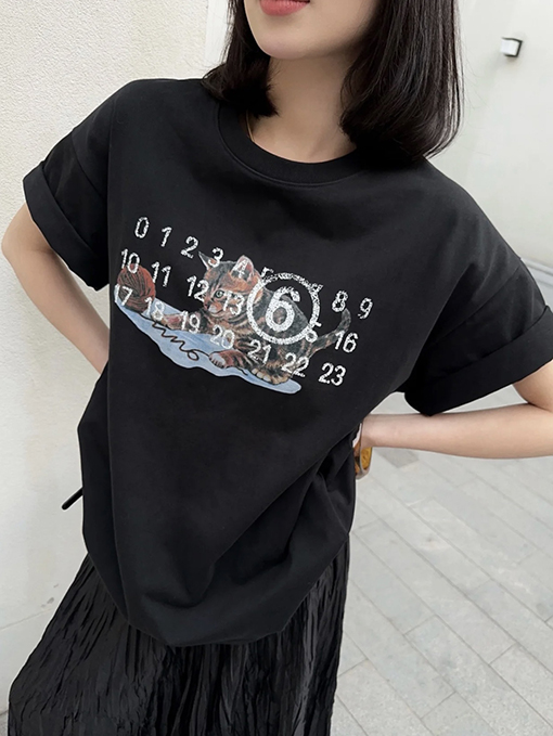 マルタンマルジェラ 猫のプレイボールデジタルカレンダープリント半袖Tシャツ