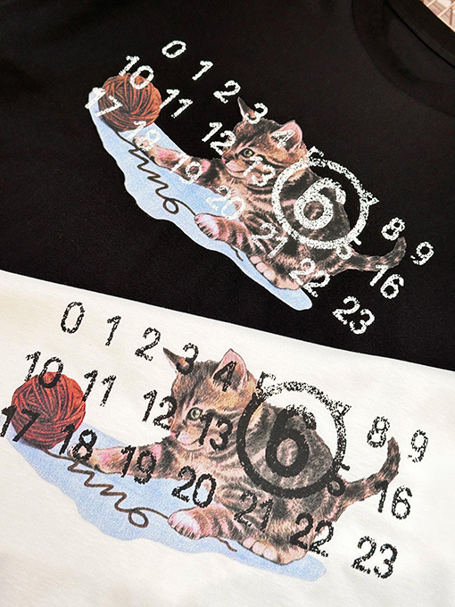 マルタンマルジェラ 猫のプレイボールデジタルカレンダープリント半袖Tシャツ