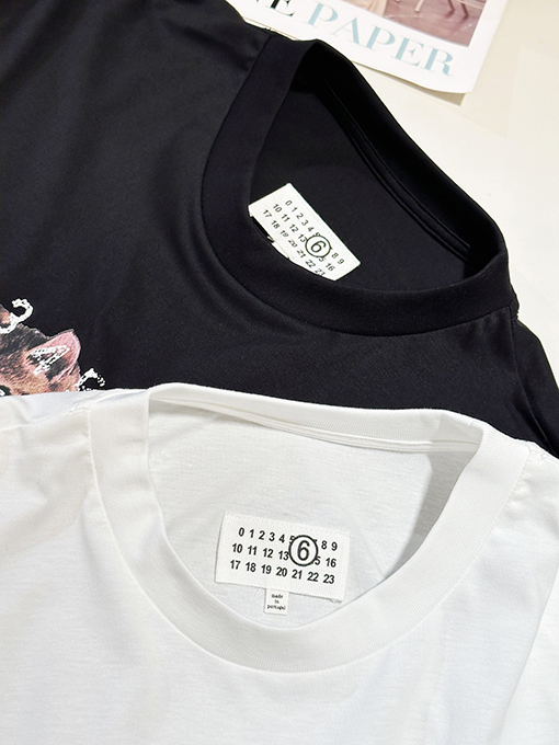 マルタンマルジェラ 猫のプレイボールデジタルカレンダープリント半袖Tシャツ