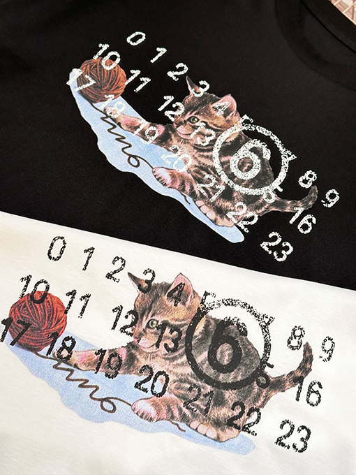 マルタンマルジェラ   猫のプレイボールデジタルカレンダープリント半袖Tシャツ