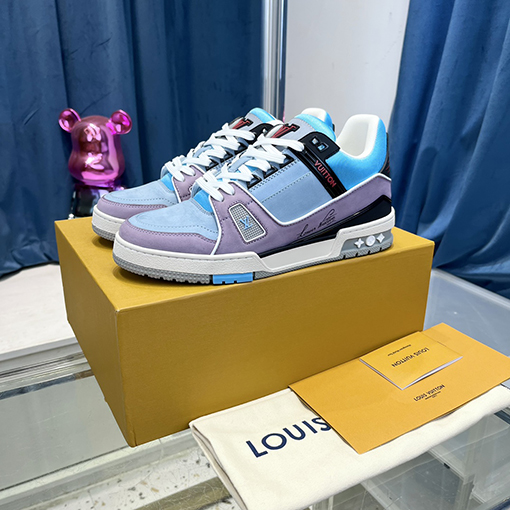 ルイヴィトンスーパーコピー   ロゴロゴとシグネチャースニーカー