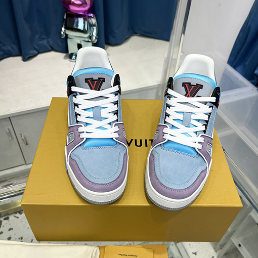 ルイヴィトンスーパーコピー   ロゴロゴとシグネチャースニーカー