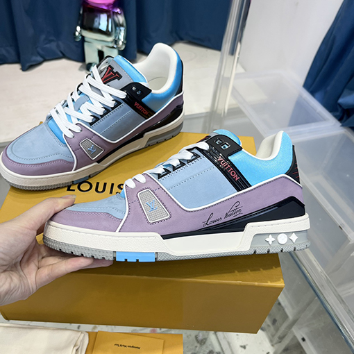 ルイヴィトンスーパーコピー   ロゴロゴとシグネチャースニーカー