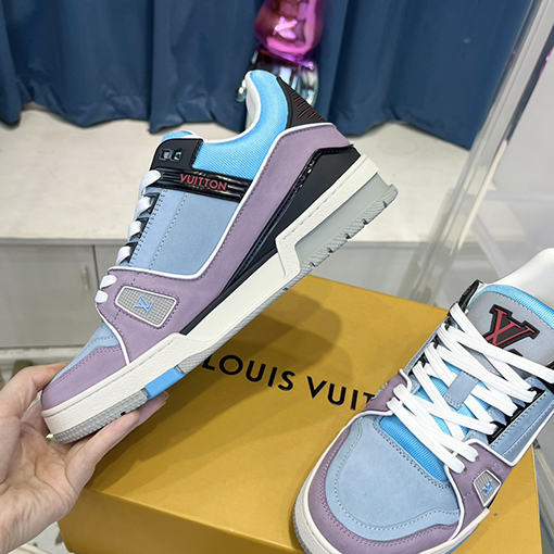ルイヴィトンスーパーコピー   ロゴロゴとシグネチャースニーカー