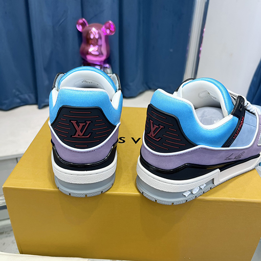 ルイヴィトンスーパーコピー   ロゴロゴとシグネチャースニーカー