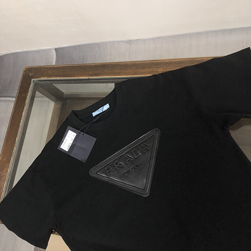 プラダコピー   カウンターと同じタイプの丸首半袖Tシャツ