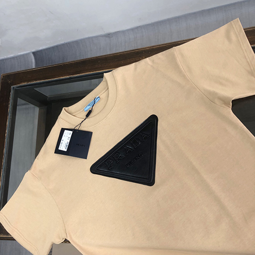 プラダコピー   カウンターと同じタイプの丸首半袖Tシャツ