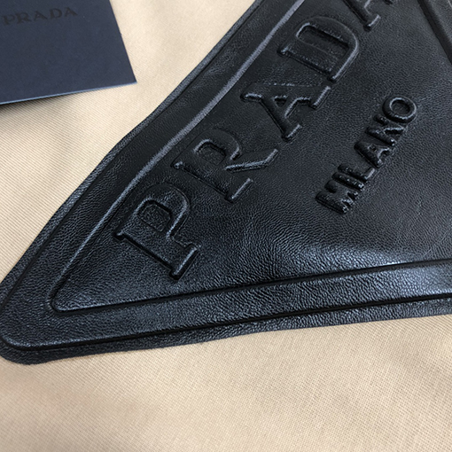 プラダコピー   カウンターと同じタイプの丸首半袖Tシャツ