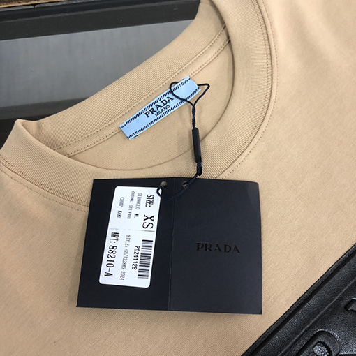 プラダコピー   カウンターと同じタイプの丸首半袖Tシャツ