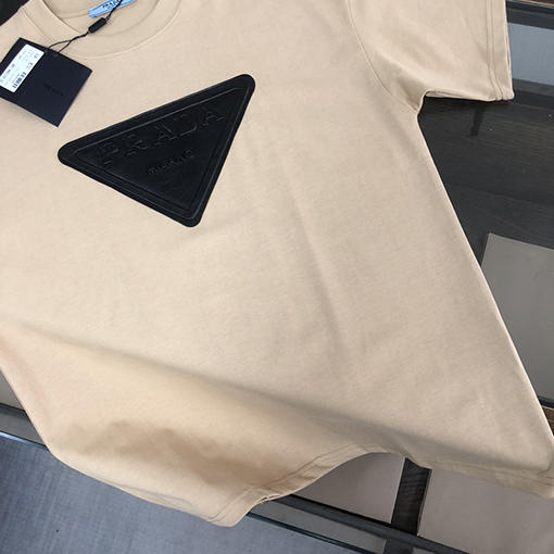 プラダコピー   カウンターと同じタイプの丸首半袖Tシャツ