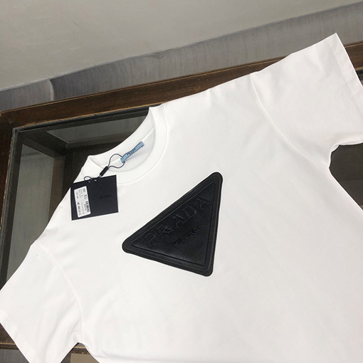 プラダコピー   カウンターと同じタイプの丸首半袖Tシャツ