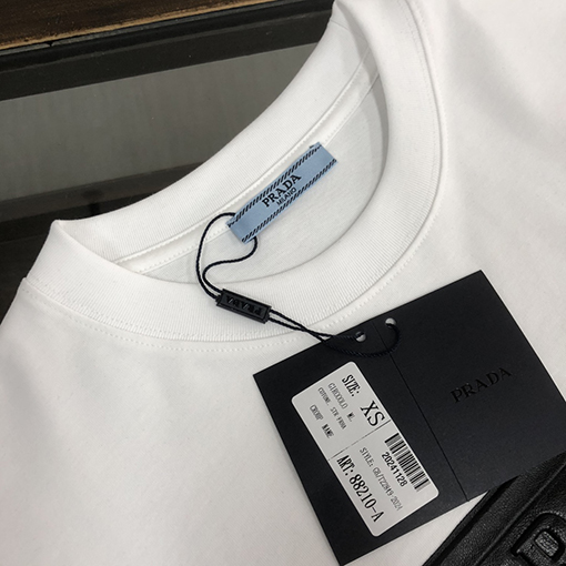 プラダコピー   カウンターと同じタイプの丸首半袖Tシャツ