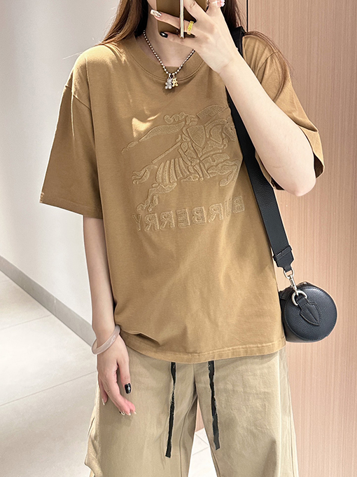 バーバリー スーパーコピー   エンボス刺繍立体軍馬半袖Tシャツ