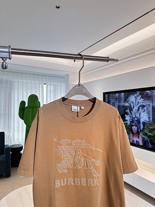 バーバリー スーパーコピー エンボス刺繍立体軍馬半袖Tシャツ